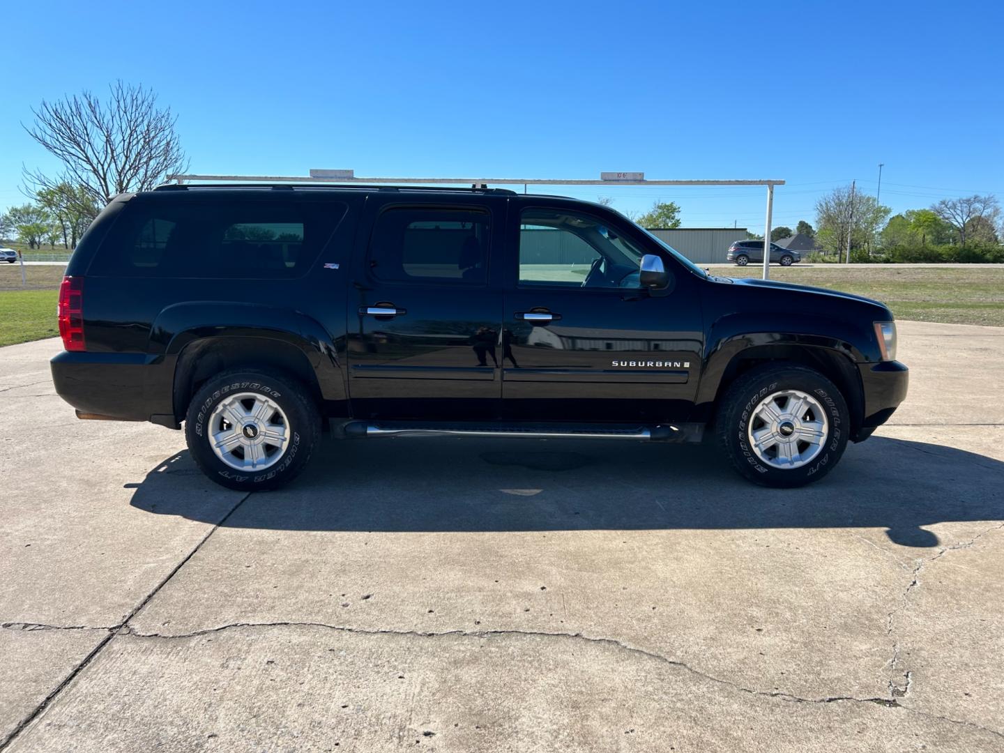 2007 BLACK /BLACK Chevrolet Suburban LS 1500 4WD (3GNFK16377G) with an 5.3L V8 OHV 16V FFV engine, 4-Speed Automatic Overdrive transmission, located at 17760 Hwy 62, Morris, OK, 74445, (918) 733-4887, 35.609104, -95.877060 - 2007 CHEVROLET SUBURBAN HAS 5.3L V8 ENGINE. THIS SUV FEATURES KEYLESS REMOTE ENTRY, POWER SEATS, POWER LOCKS, POWER WINDOWS, POWER WINDOWS, POWER ADJUSTABLE FOOT PEDAL, AMFM STEREO, XM RADIO, AUX PORT, NAVIGATION, BACKUP CAMERA, MULIT-FUNCTION STEERING WHEEL CONTROLS, CRUISE CONTROL, DUAL CLIMATE CO - Photo#3